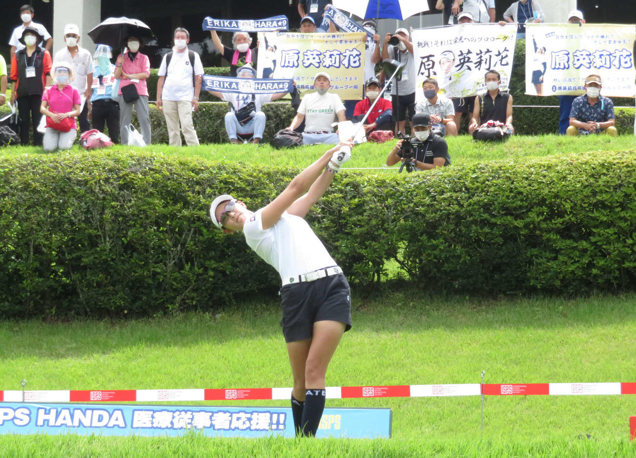応援の横断幕を背に、1番でティーショットを放つ原英莉花