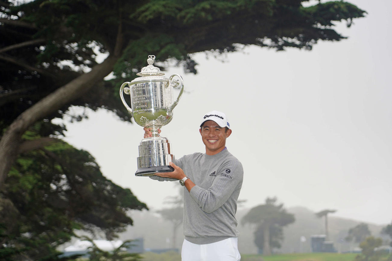メジャー初優勝を果たし、笑顔でトロフィーを掲げるコリン・モリカワ（USA　TODAY）