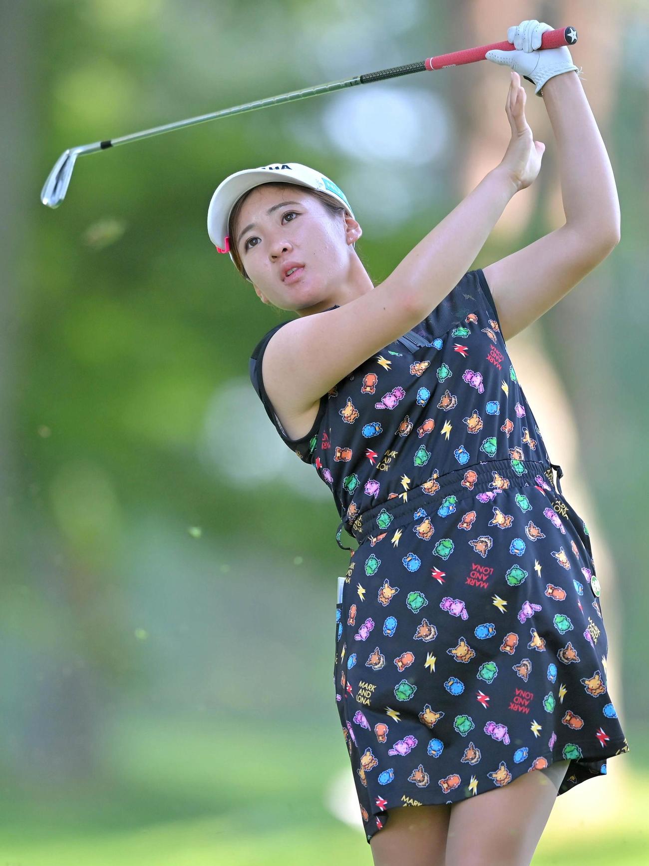17番ティーショットを放つ永井花奈（代表撮影）