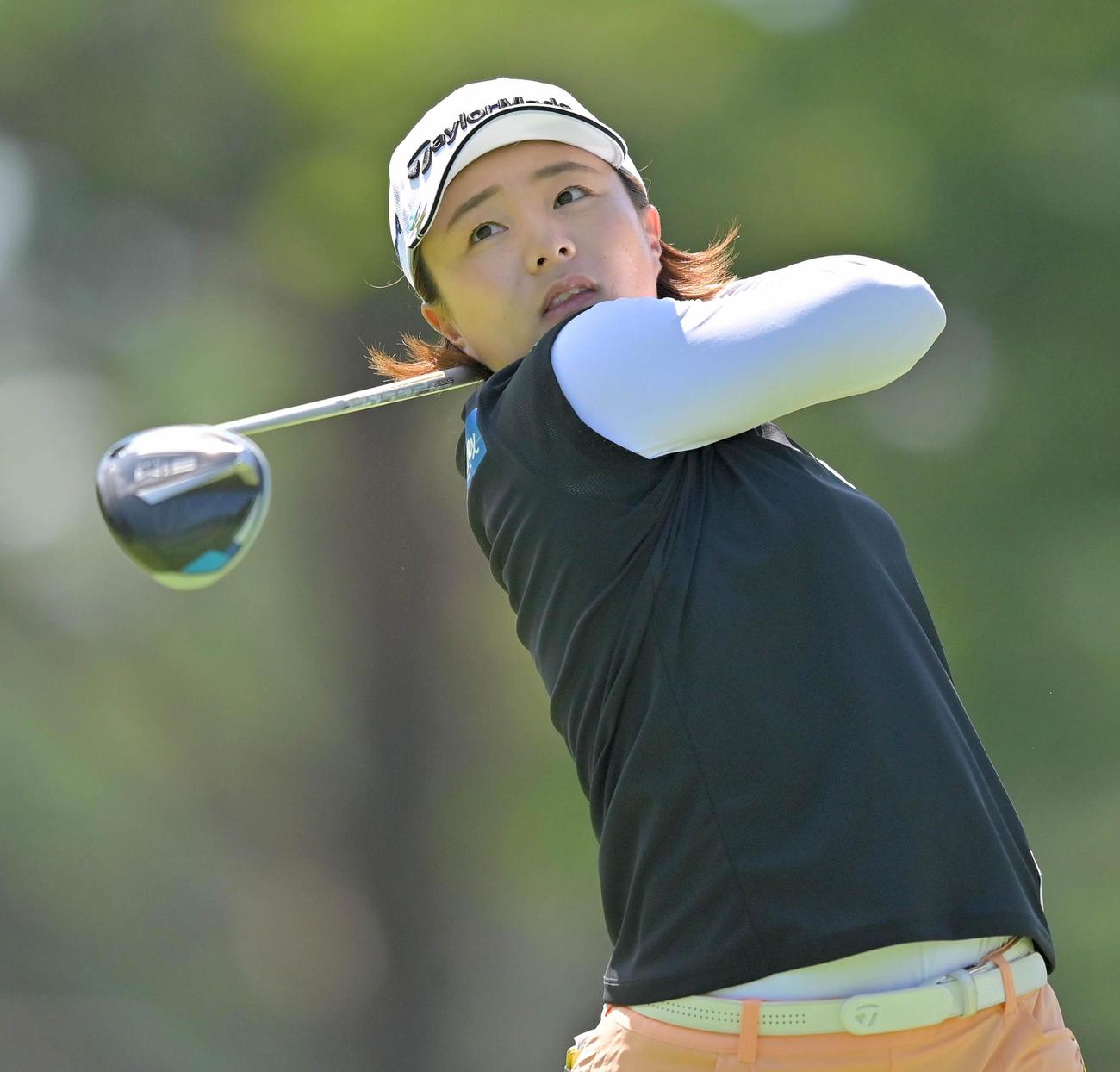 15番ティーショットを放つ永峰咲希（代表撮影）