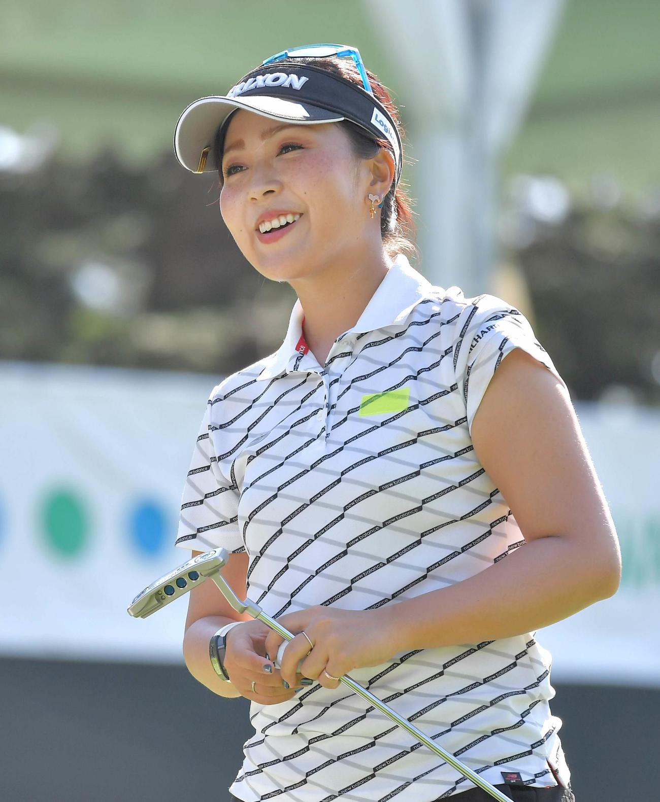 ホールアウトし笑顔を見せる青木瀬令奈（代表撮影）
