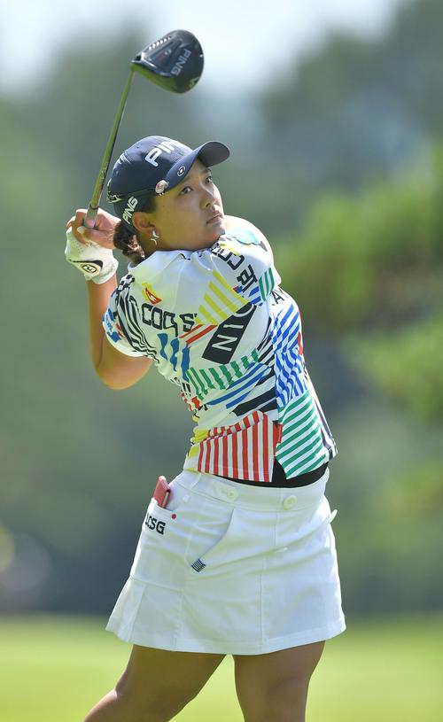 4番ティーショットを放つ鈴木愛（代表撮影）