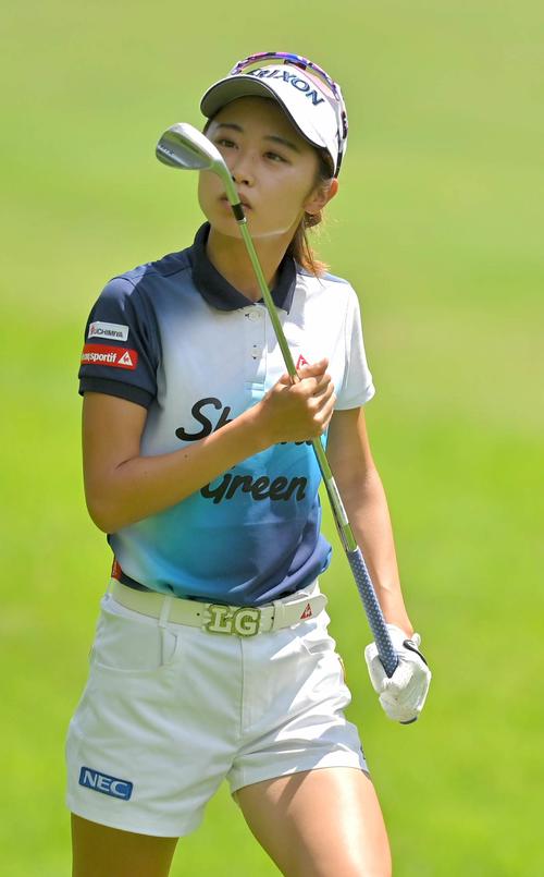 9番で第3打が寄らずクラブフェースを見る安田祐香（代表撮影）