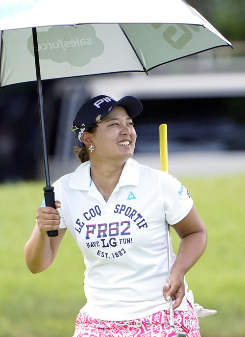 第2日　18番、笑顔でラウンドする鈴木愛（代表撮影）