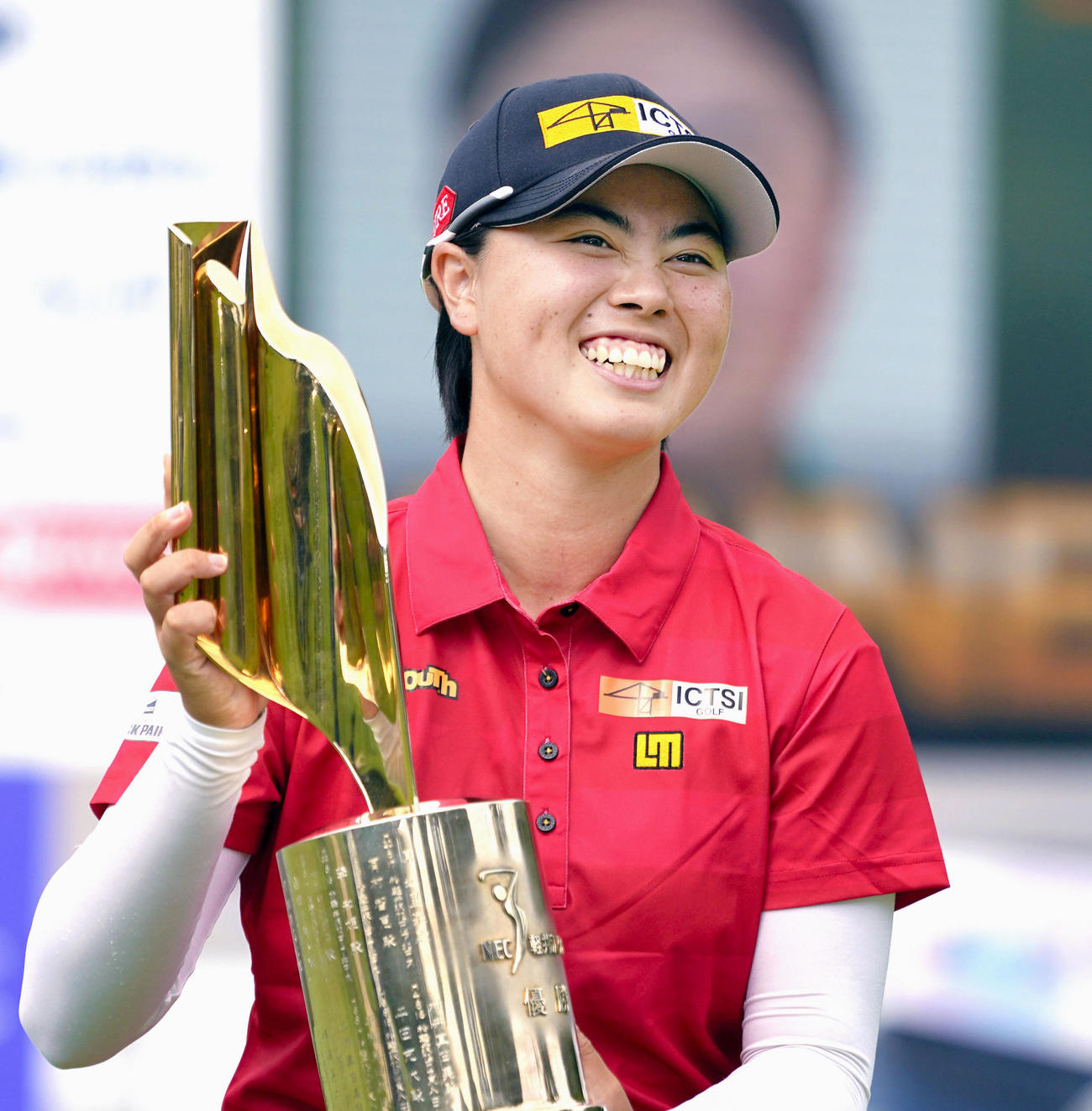 通算16アンダーで初優勝を決め、笑顔でトロフィーを手にする笹生優花（代表撮影）