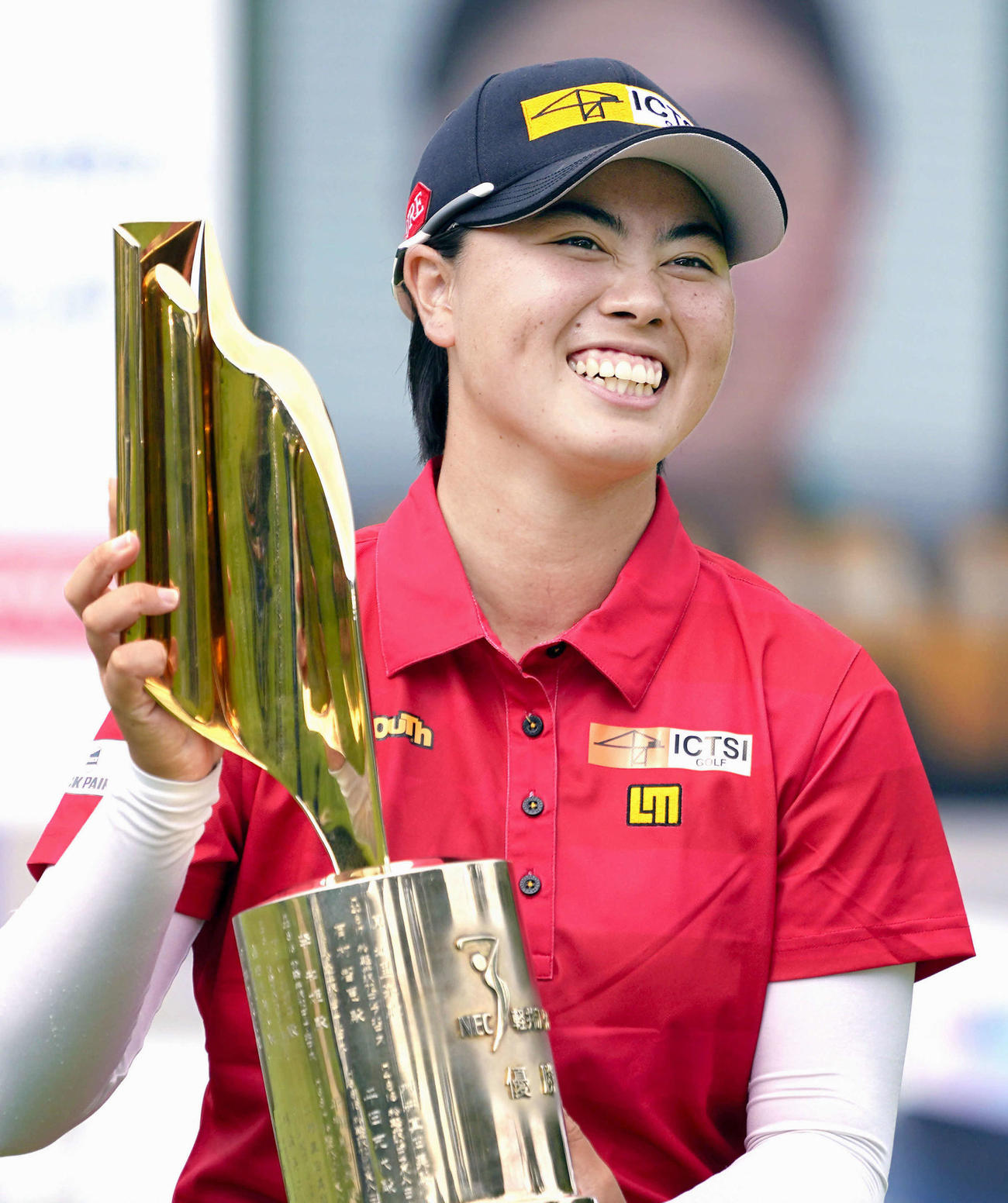 通算16アンダーで初優勝を飾り、笑顔でトロフィーを手にする笹生優花（代表撮影）