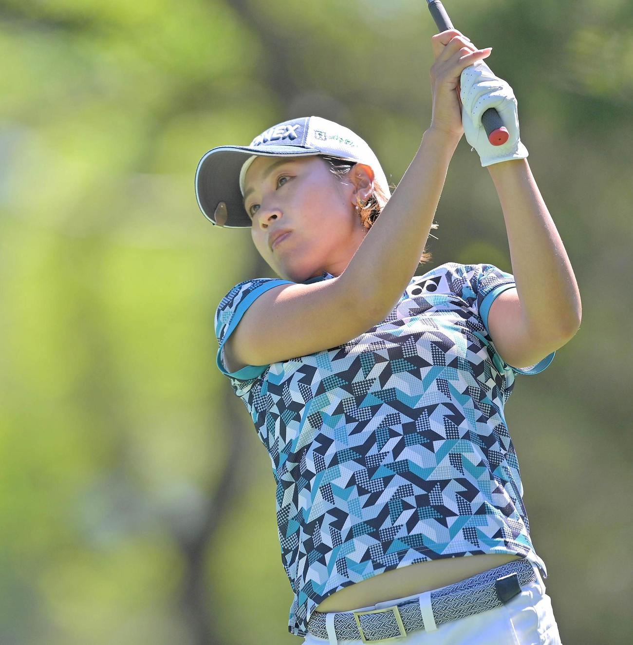 3番ティーショットを放つ若林舞衣子（代表撮影）