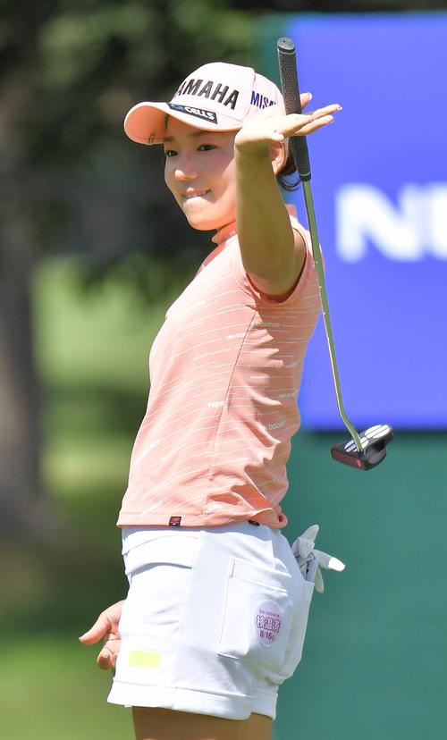 18番でバーディーパットを惜しくも外した有村智恵（代表撮影）