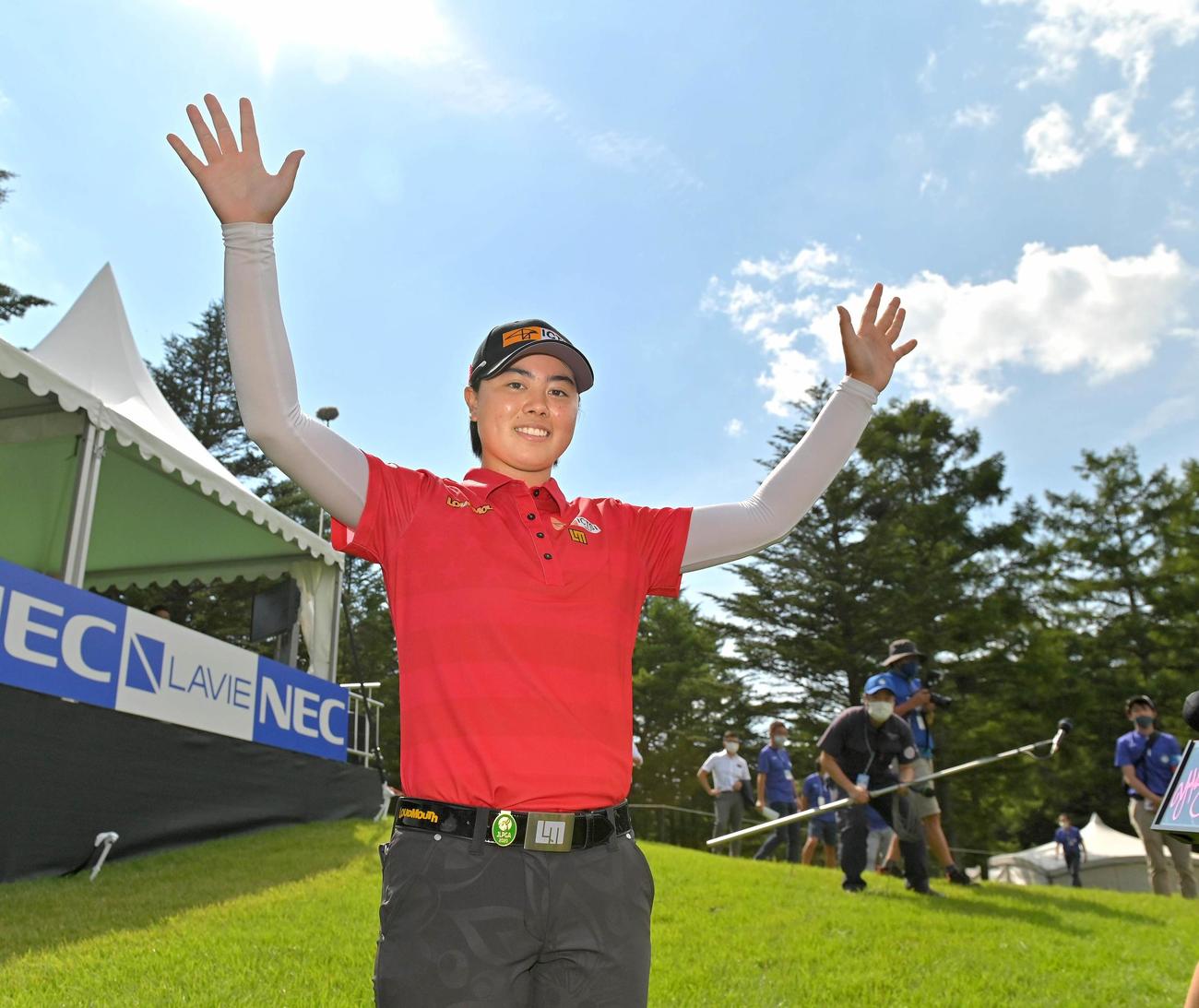 通算16アンダーで初優勝を果たした笹生優花は、青空の下で万歳（2020年8月16日代表撮影）