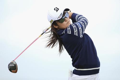 第1ラウンド、ショットを放つ稲見萌寧（R＆A提供・ゲッティ＝共同）