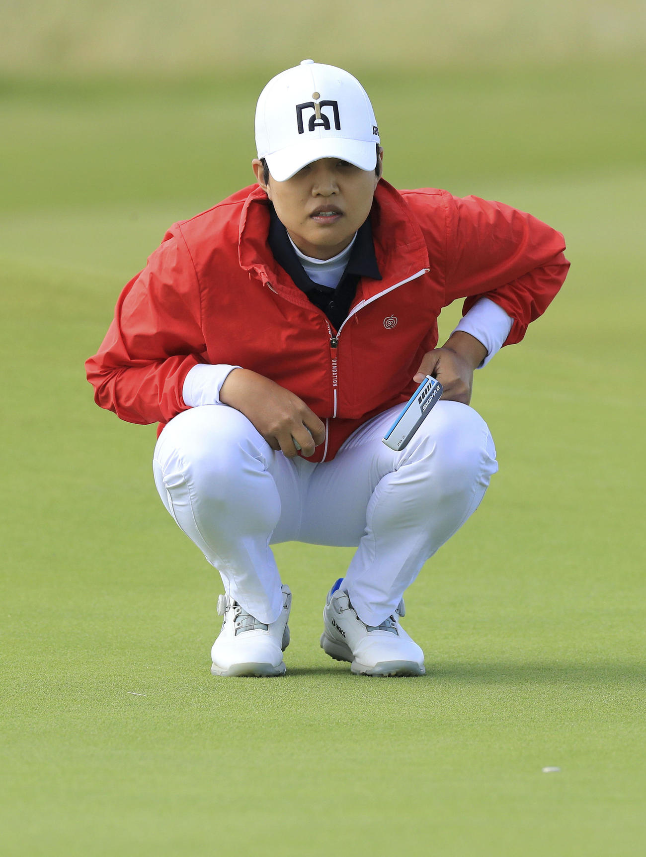 第3ラウンド、ラインを読む野村（R＆A提供・ゲッティ＝共同）