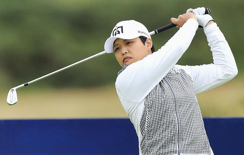 最終ラウンド、14番でティーショットを放つ野村敏京（R＆A提供・ゲッティ＝共同）