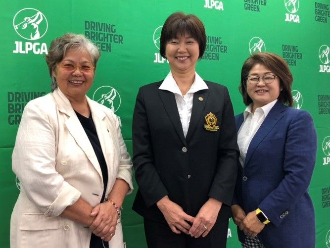 会見に出席した日本女子プロゴルフ協会の岡本綾子コースセッティング担当（左）、小林浩美会長（中央）、原田香里大会実行委員長（JLPGA提供）
