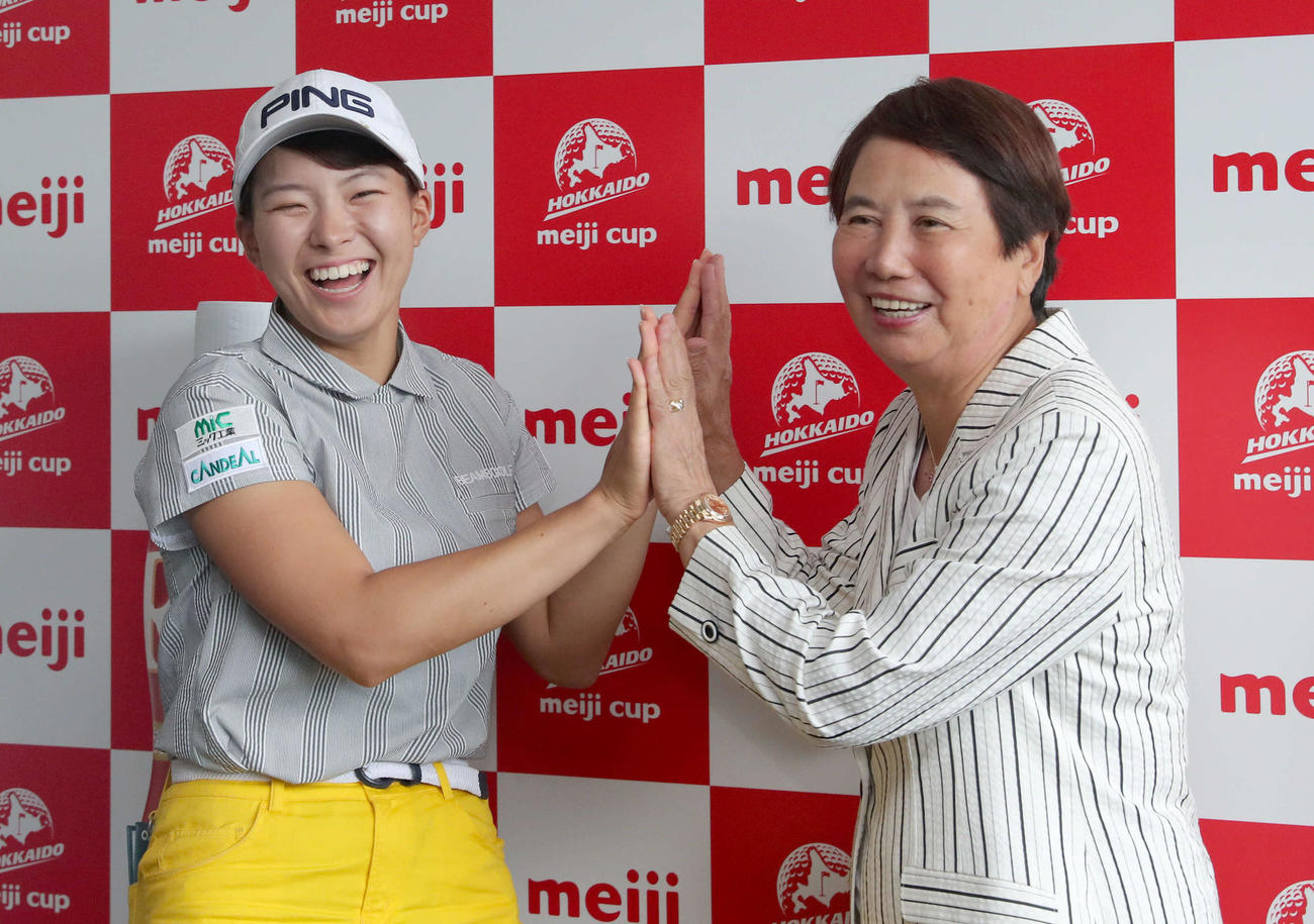 全英女子オープンで初出場初優勝した渋野日向子を祝福する樋口久子LPGA顧問（19年8月8日）