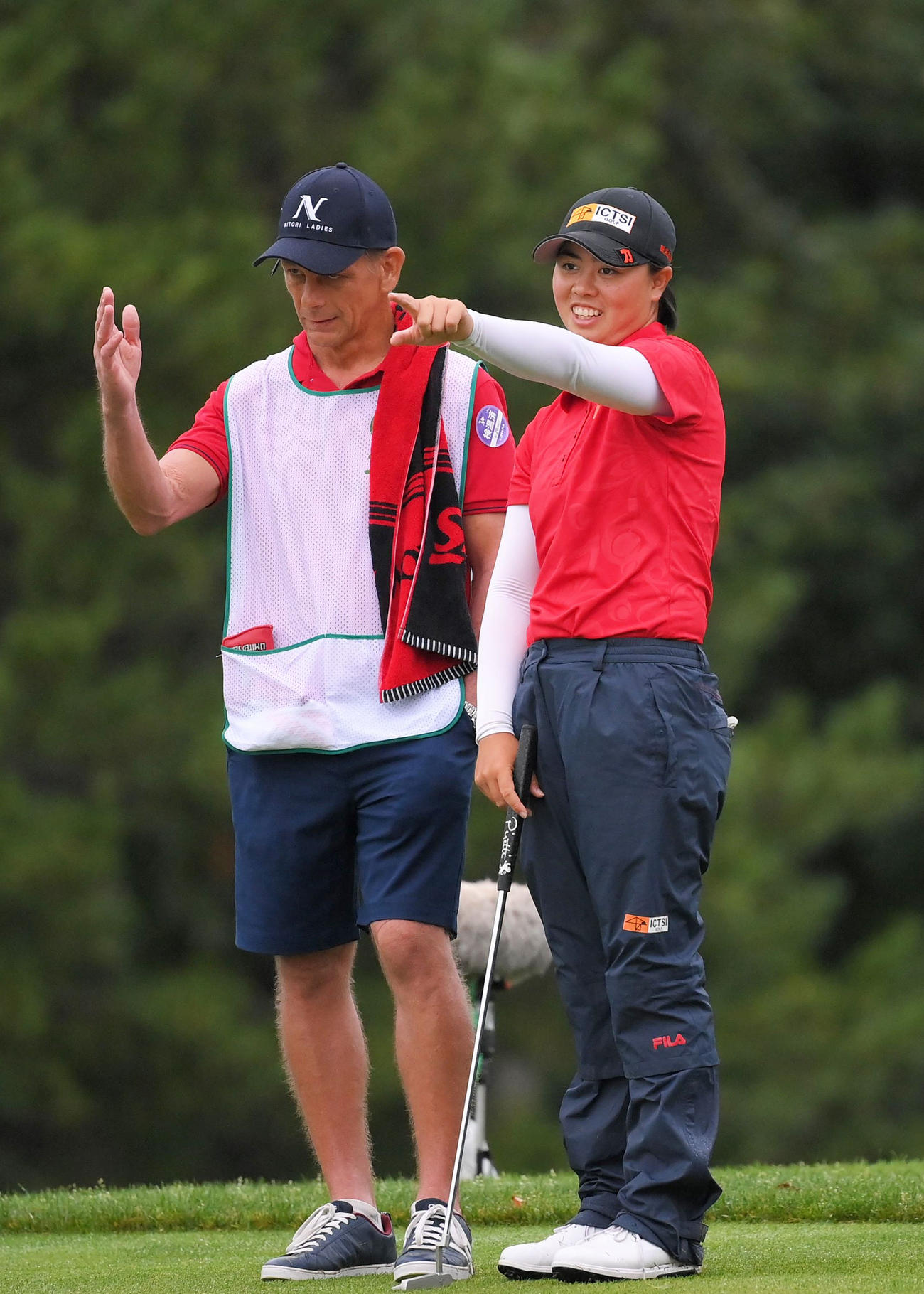 18番、キャディーと話す笹生優花（代表撮影）