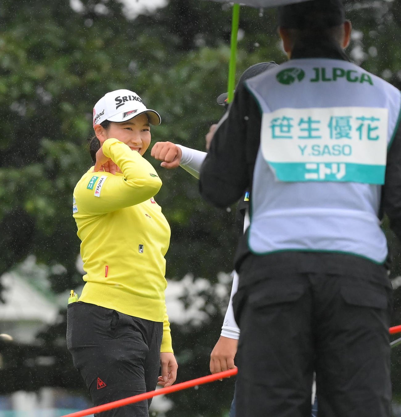 最終日　ホールアウトし、優勝を決めた笹生優花（奥右）と肘タッチを交わす小祝さくら（代表撮影）