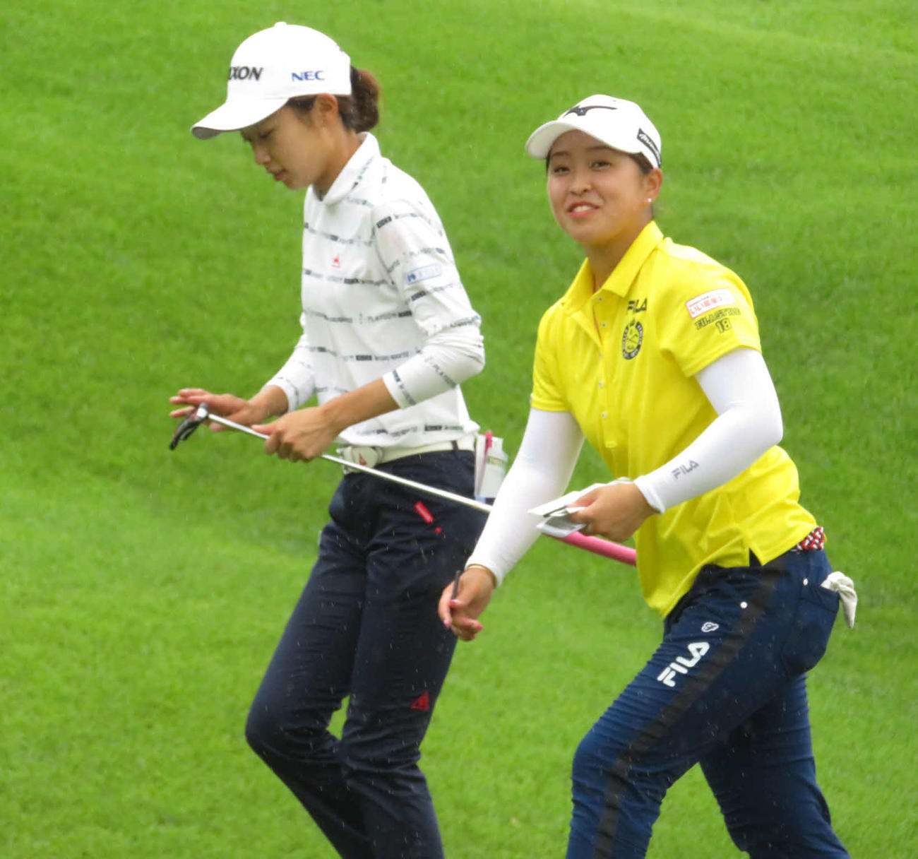 18ホールを回り終え、笑顔で話しながら引き揚げる安田祐香（左）と西郷真央