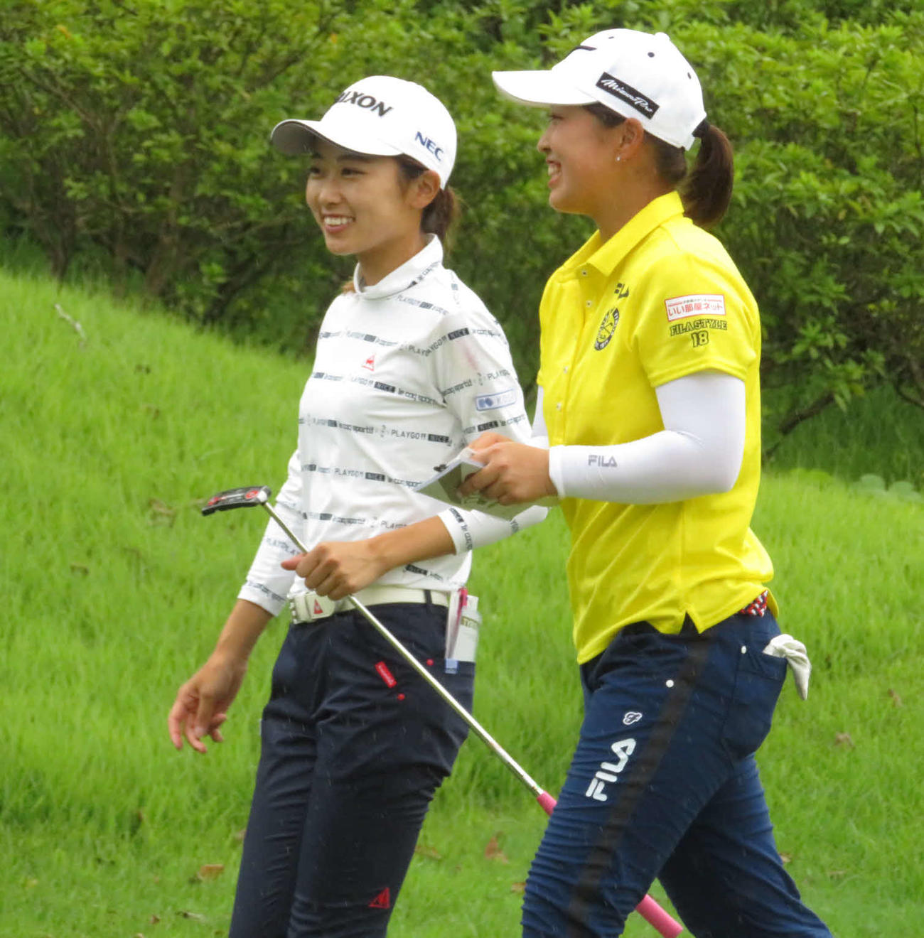 18ホールを回り終え、笑顔で話しながら引き揚げる安田祐香（左）と西郷真央