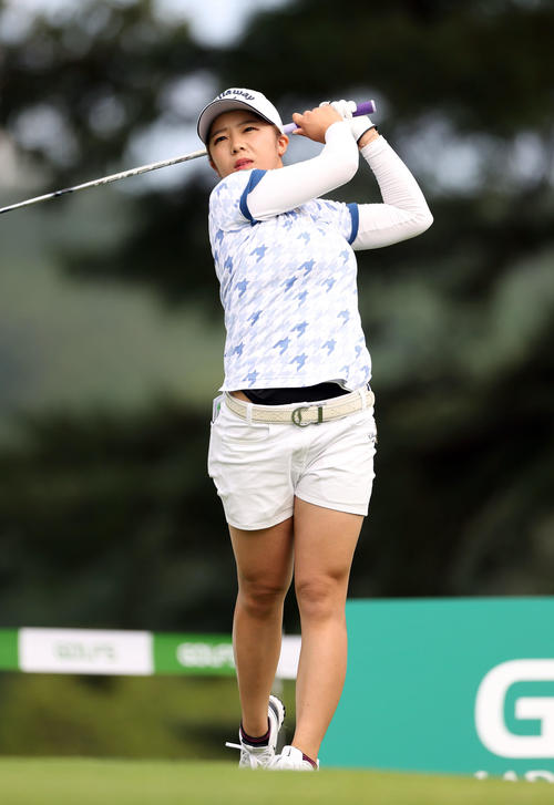 第1日　10番、ティーショットを放つ田中（撮影・狩俣裕三）