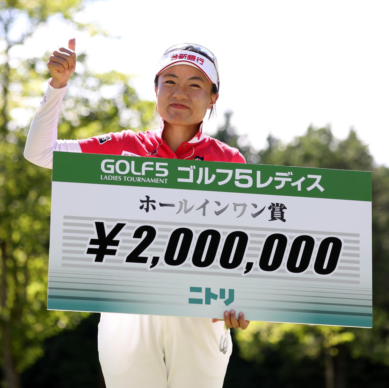 15番でホールインワンを達成し、表彰式で記念撮影するサイ・ペイイン（撮影・狩俣裕三）