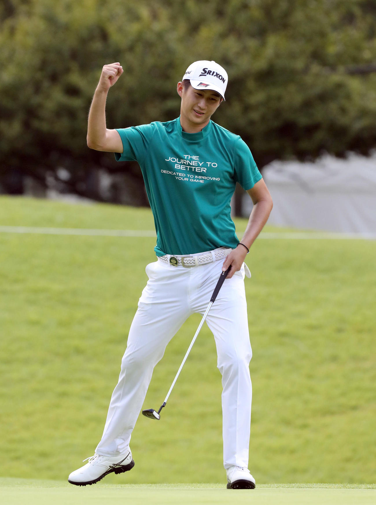 優勝を決めるバーディーパットを沈めガッツポーズする星野陸也（代表撮影）