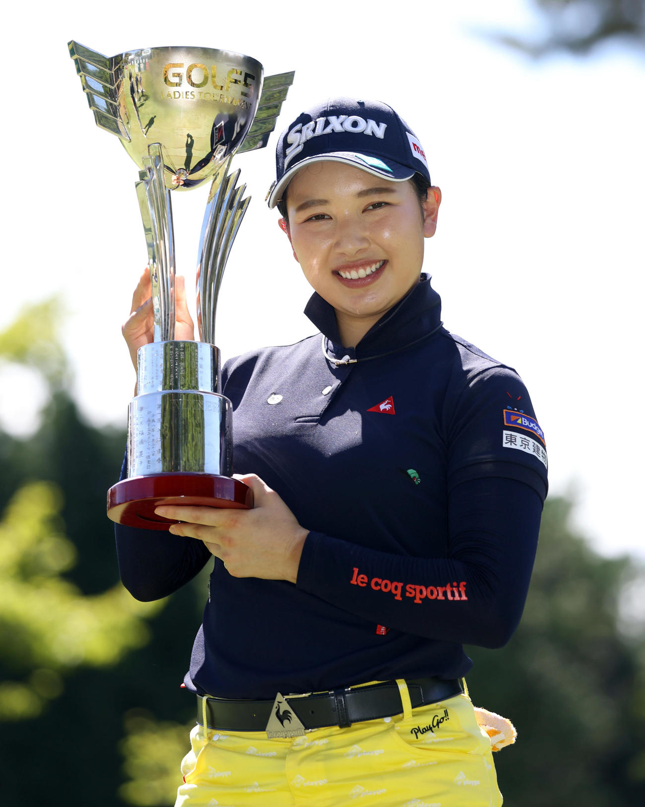 優勝カップを手に笑顔を見せる小祝（撮影・狩俣裕三）