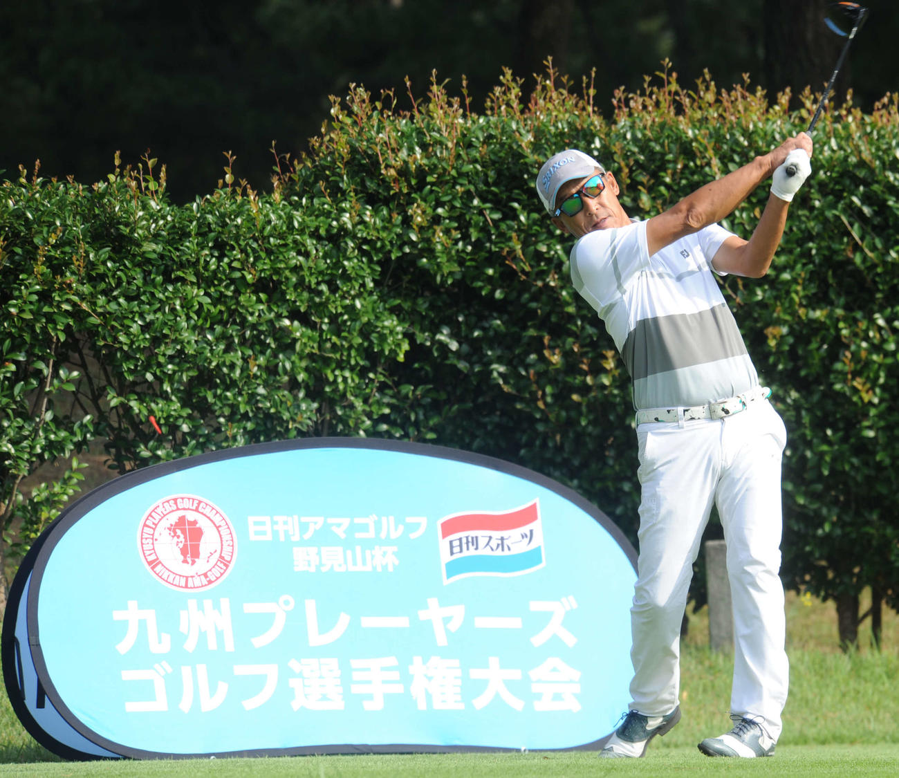 1番でティーショットを放つシニアの部優勝の野上英司