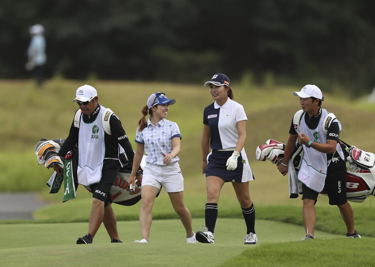 笑顔でラウンドする西村優菜（左）と高橋彩華（代表撮影）