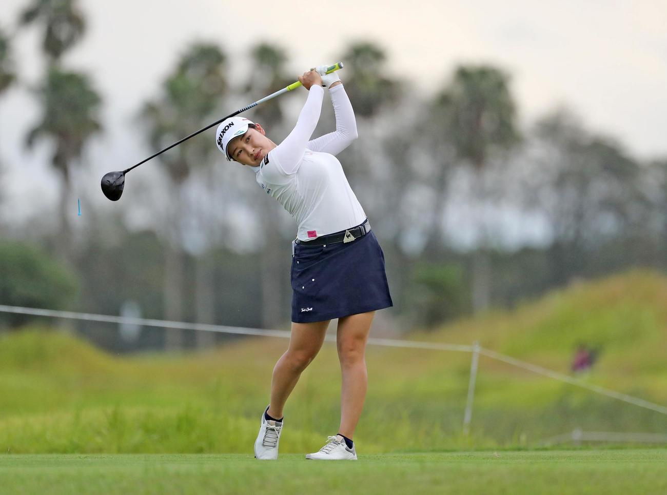 17番、ティーショットを放つ小祝さくら（代表撮影）