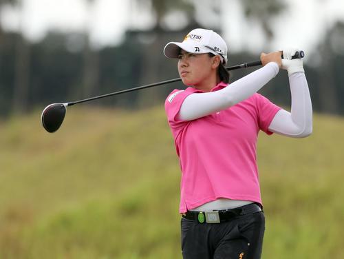 9番、ティーショットを放つ笹生優花（代表撮影）