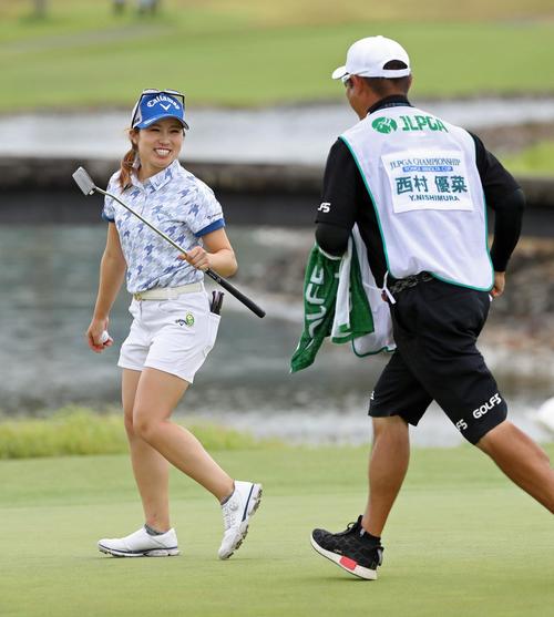 8番、パーセーブに笑顔を見せる西村優菜（代表撮影）