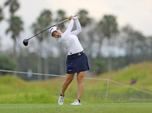 17番、ティーショットを放つ小祝さくら（代表撮影）