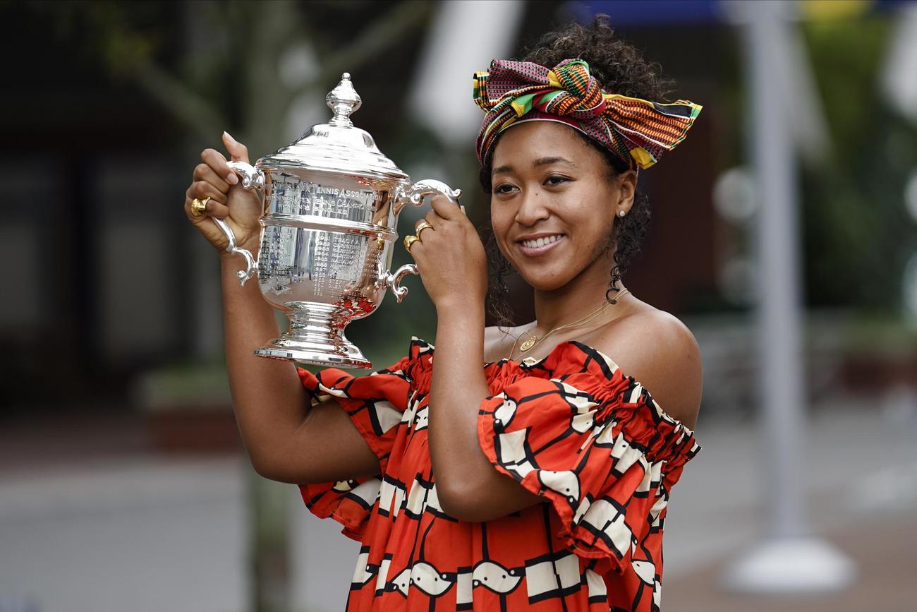 全米オープン、女子シングルス優勝から一夜明け、記念撮影でトロフィーを手にポーズをとる大坂（AP）