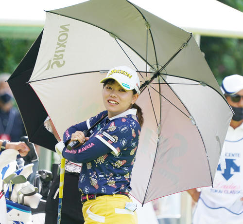 デサントレディース東海クラシック初日　1番、スタートを待つ勝みなみ（撮影・清水貴仁）