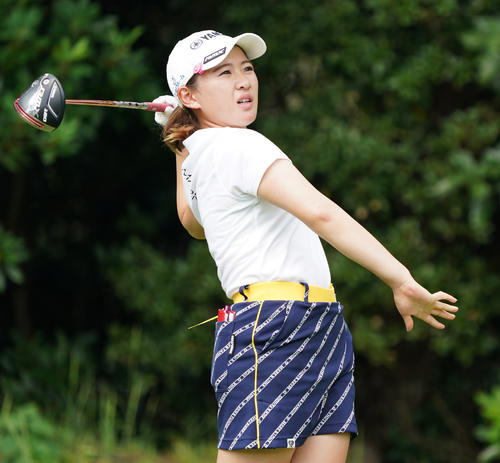 デサントレディース東海クラシック初日　2番、ティーショットを放つ永井花奈（撮影・清水貴仁）