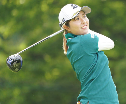 デサントレディース東海クラシック初日　1番、ティーショットを放つ大里桃子（撮影・清水貴仁）