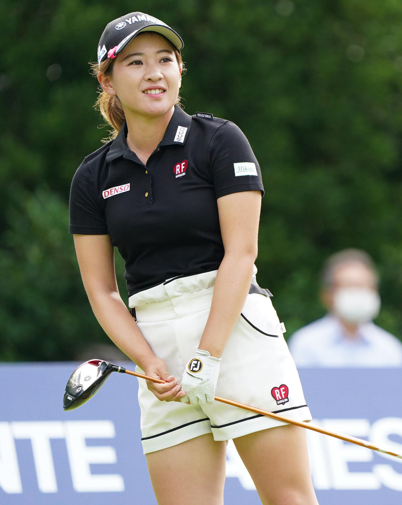 デサントレディース東海クラシック第2日　1番、ティーショットを放つ永井花奈（撮影・清水貴仁）