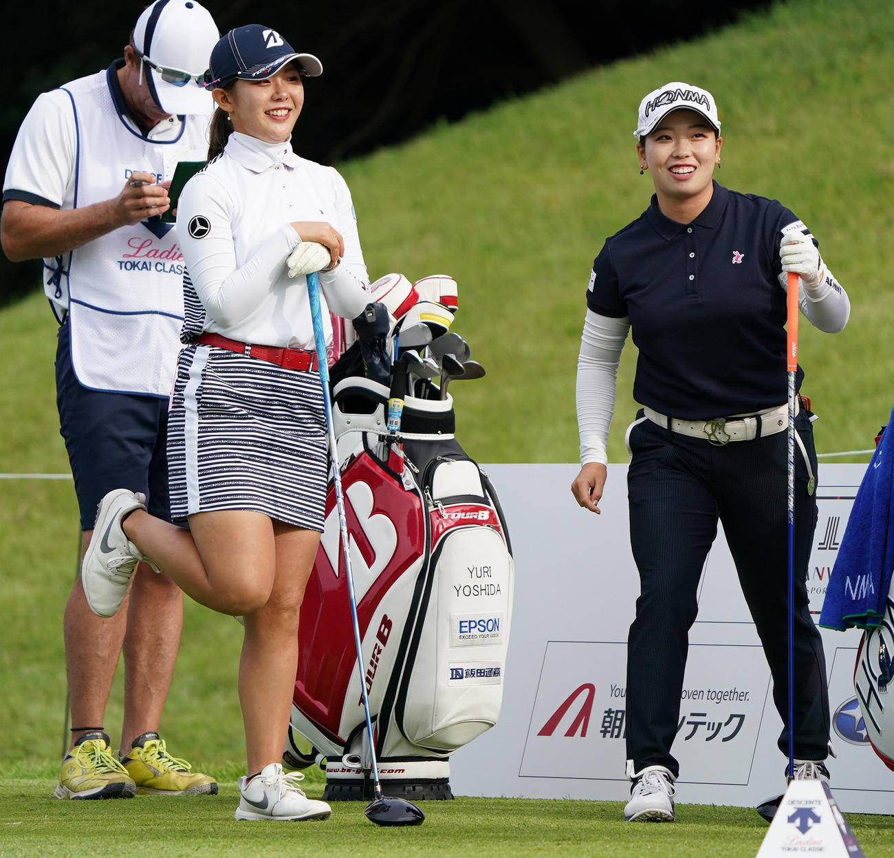 デサントレディース東海クラシック第2日　1番、スタートを待つ吉田優利（左）と後藤未有（撮影・清水貴仁）