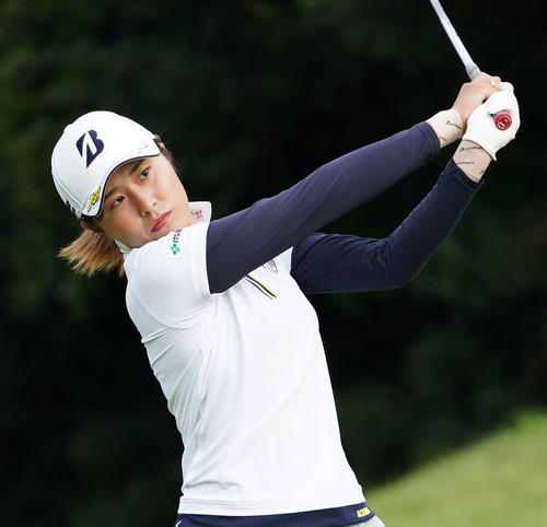 デサントレディース東海クラシック第2日　10番、ティーショットを放つ大里桃子（撮影・清水貴仁）