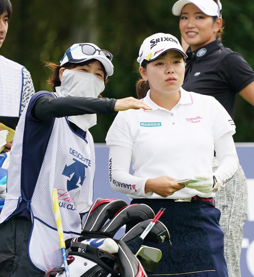 デサントレディース東海クラシック第2日　1番、スタートを前に狙いを定める勝みなみ（撮影・清水貴仁）