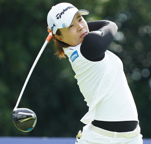 デサントレディース東海クラシック第2日　1番、ティーショットを放つ永峰咲希（撮影・清水貴仁）
