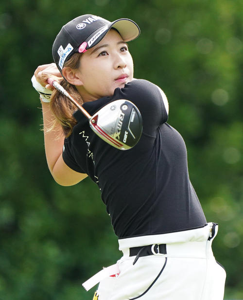 デサントレディース東海クラシック第2日　1番、ティーショットを放つ永井花奈（撮影・清水貴仁）