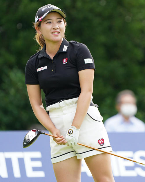 デサントレディース東海クラシック第2日　1番、ティーショットを放つ永井花奈（撮影・清水貴仁）