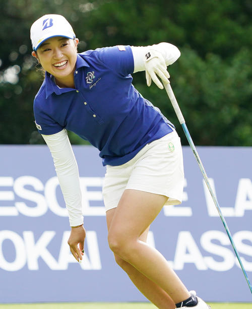 デサントレディース東海クラシック第2日　1番、ティーショットを放つ高木優奈（撮影・清水貴仁）