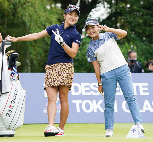 デサントレディース東海クラシック第2日　1番、ポーズを取る成田美寿々（左）と青木瀬令奈（撮影・清水貴仁）