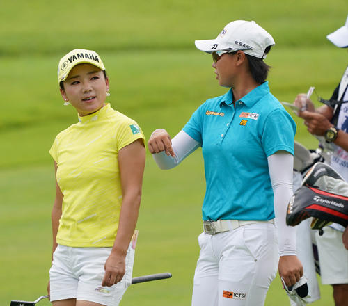 デサントレディース東海クラシック第2日　2番、グリーンへ向かう有村智恵（左）と笹生優花（撮影・清水貴仁）＝2020年9月19日、新南愛知CC美浜コース