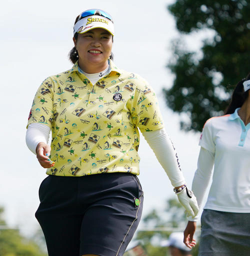 デサントレディース東海クラシック第2日　3番、ティーグラウンドで笑顔をみせる酒井美紀（撮影・清水貴仁）