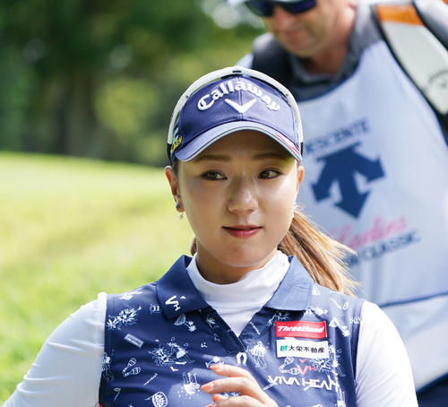 デサントレディース東海クラシック第2日　3番、ティーショットを放ち移動する宮田成華（撮影・清水貴仁）