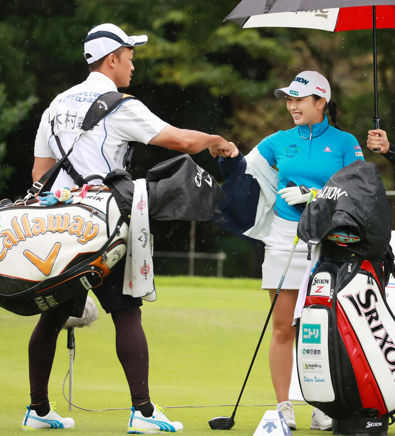 デサントレディース東海クラシック最終日　1番、木村彩子のキャディーとグータッチを交わす小祝さくら（撮影・清水貴仁）