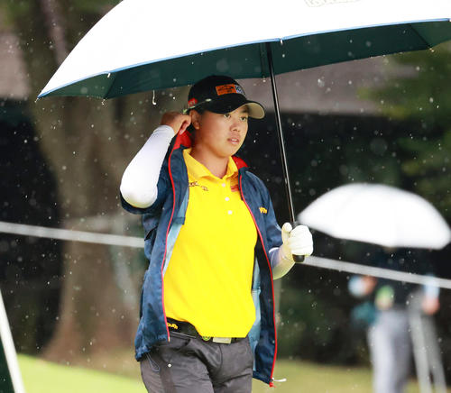 デサントレディース東海クラシック最終日　1番、雨のなかスタートする笹生優花（撮影・清水貴仁）